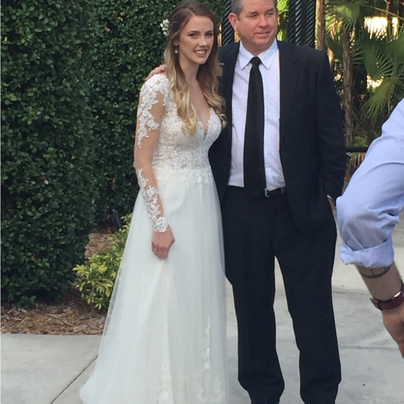 Essense of Australia Wedding Dress - Picture 8 of 11